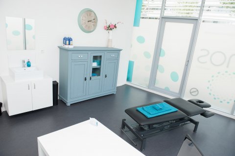 De behandelkamer van Sanos rugzorg in Alphen aan den Rijn zijn allemaal licht, open en hebben allemaal veel daglicht